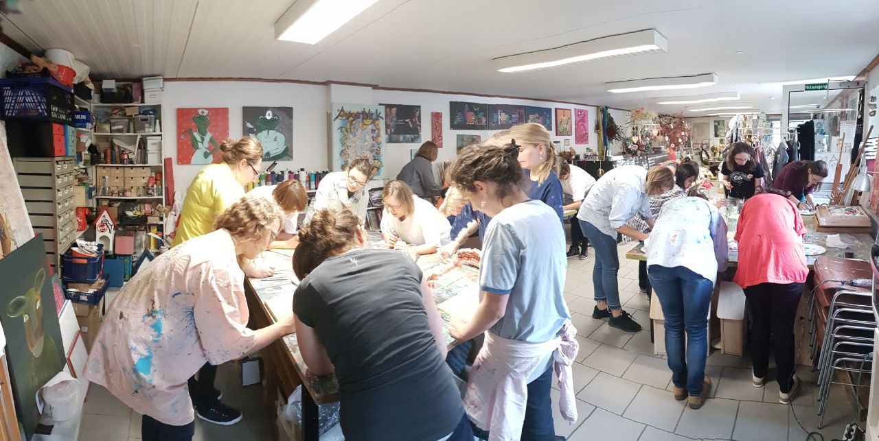 Kreativer Junggesellinnenabschied im Atelier — Foto