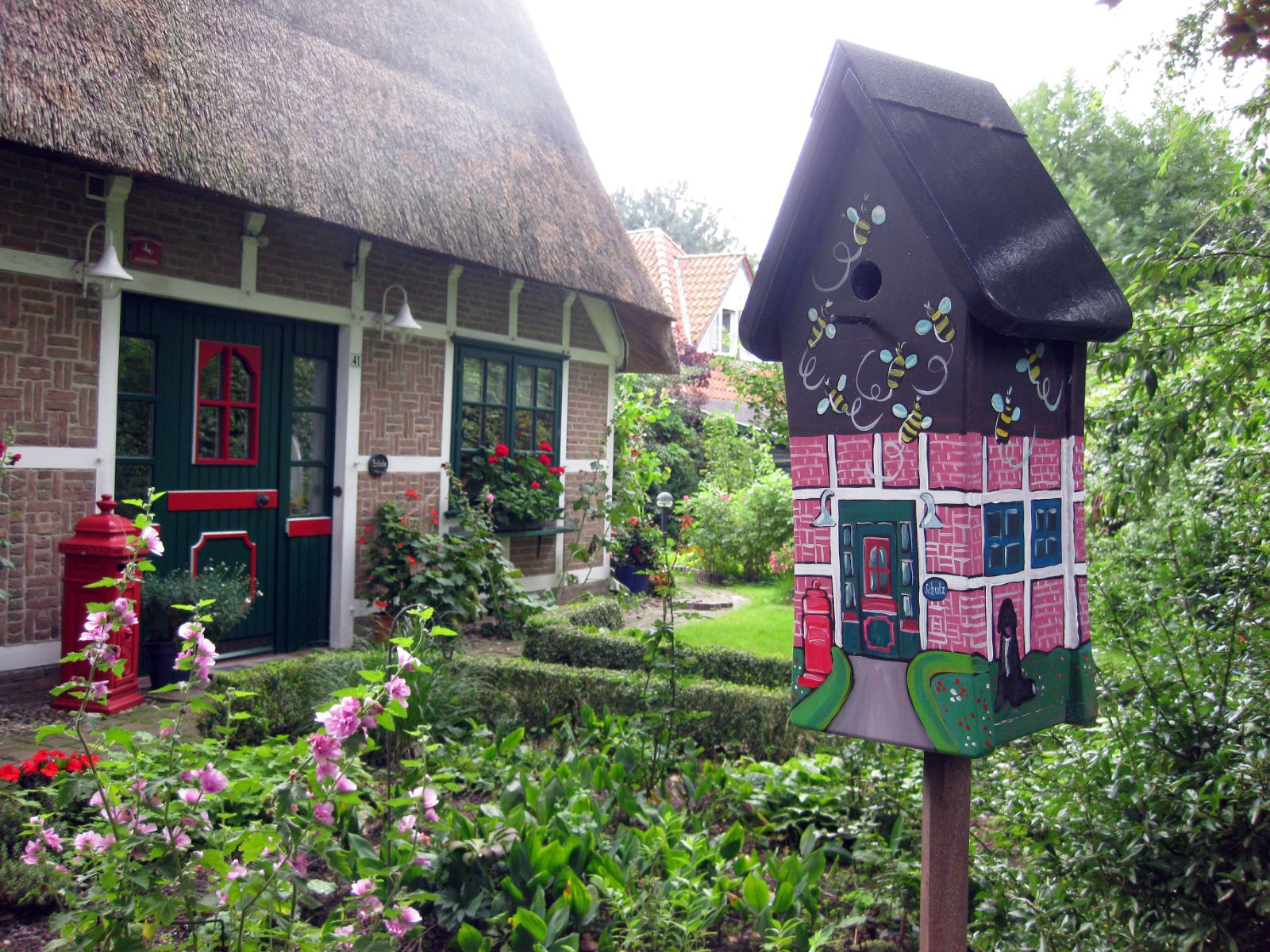 Vogelhäuschen und Kunst für den Garten