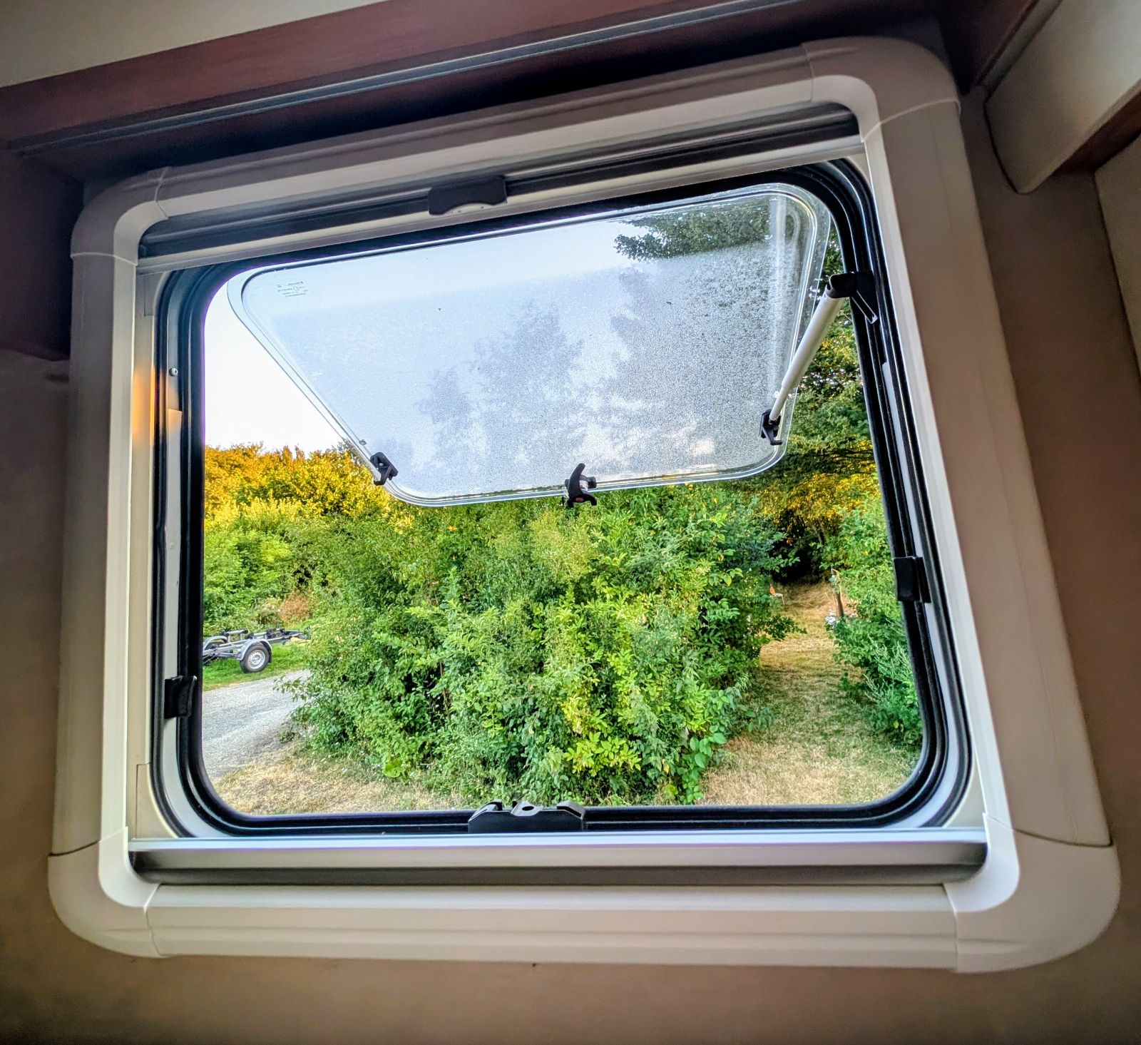 Mit dem neuen Wohnmobil in ein kreatives Reiseleben — Foto